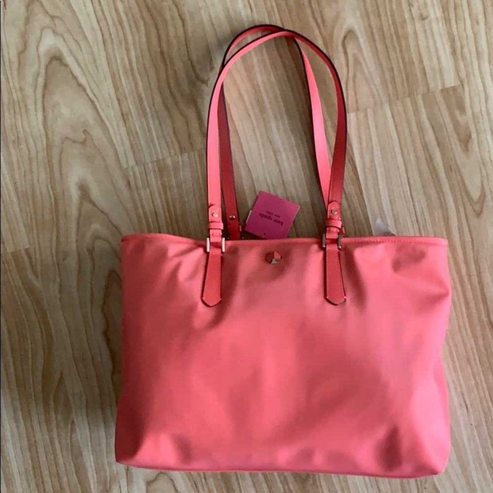 Brand new Kate Spade purse with tags still on it. - Picture 1 of 3